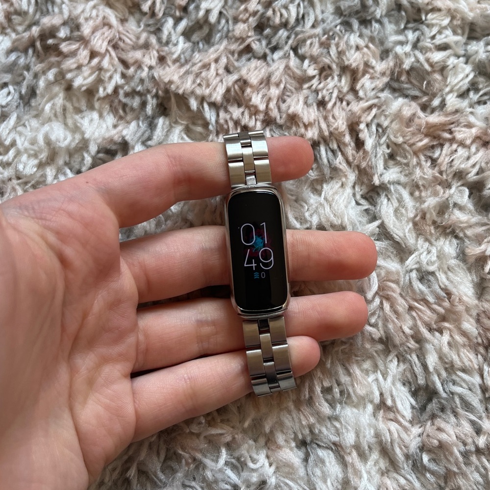 Fitbit Luxe 5 Fitness and Wellness Tracker Silver